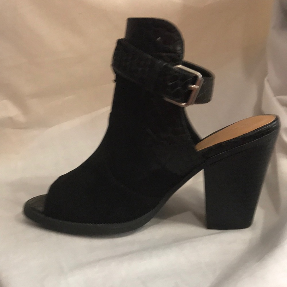 Peep toe mule with strap